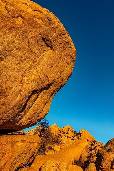 Haney, Chuck 아티스트의 Jumbled granite boulders at Council Rocks in the Dragoon Mountains in the Coronado National Forest-작품입니다.
